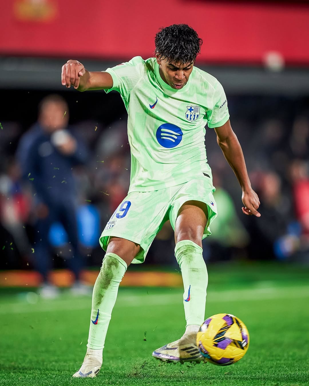 西班牙队登顶，备战国际足球赛场