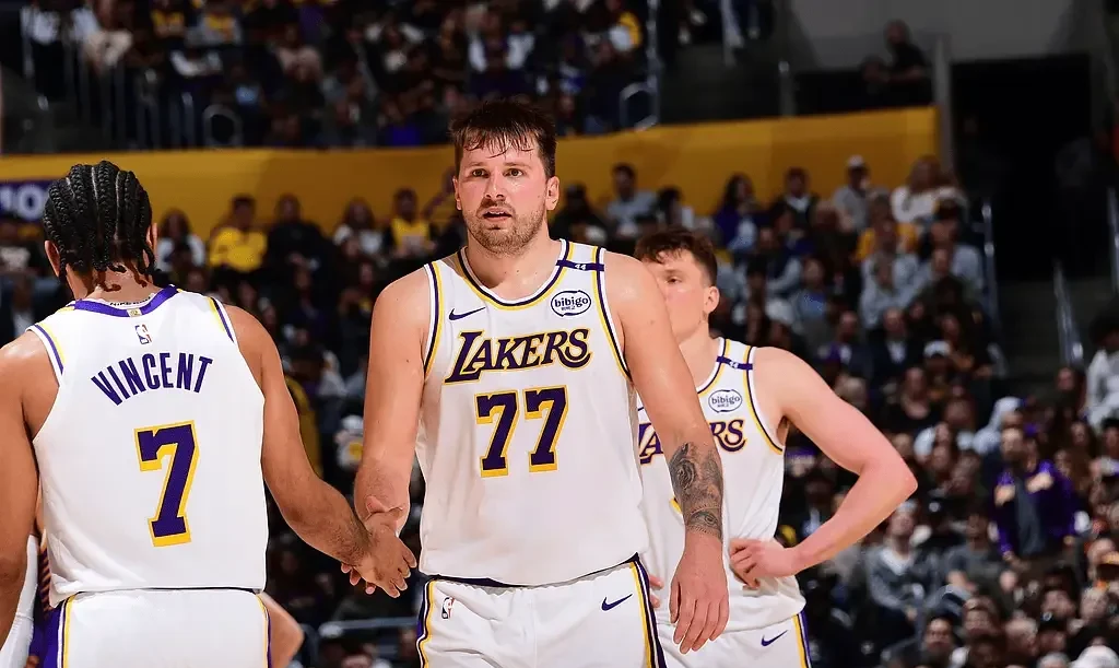 东部联盟球队完胜西部联盟对手