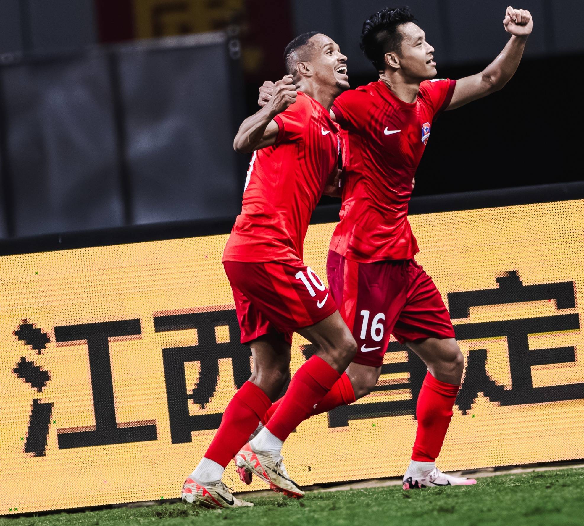 不来梅球队表现亮眼，客场逆袭夺冠