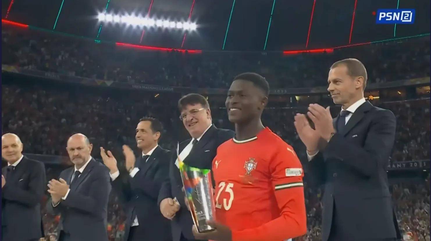 点球大战！球员压力巨大，稳定心态决胜局的简单介绍