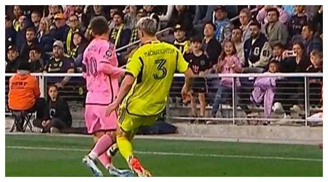 梅西重伤倒地，那不勒斯全队围拢祈祷，场面感人的简单介绍