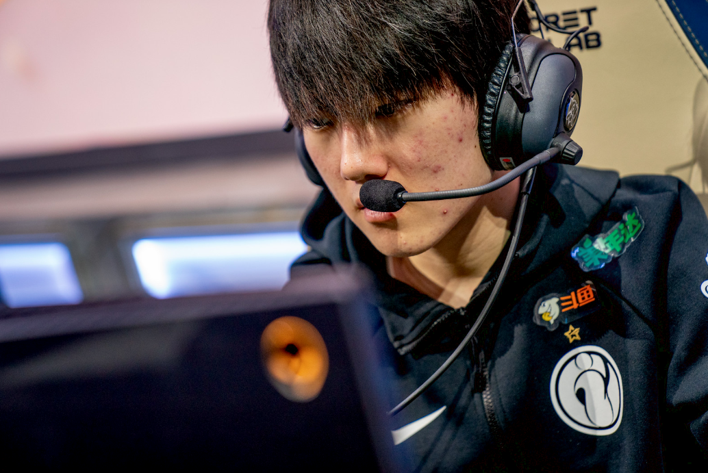 包含JackeyLove在DWG比赛中惊险取胜，突破纪录引发热议！的词条