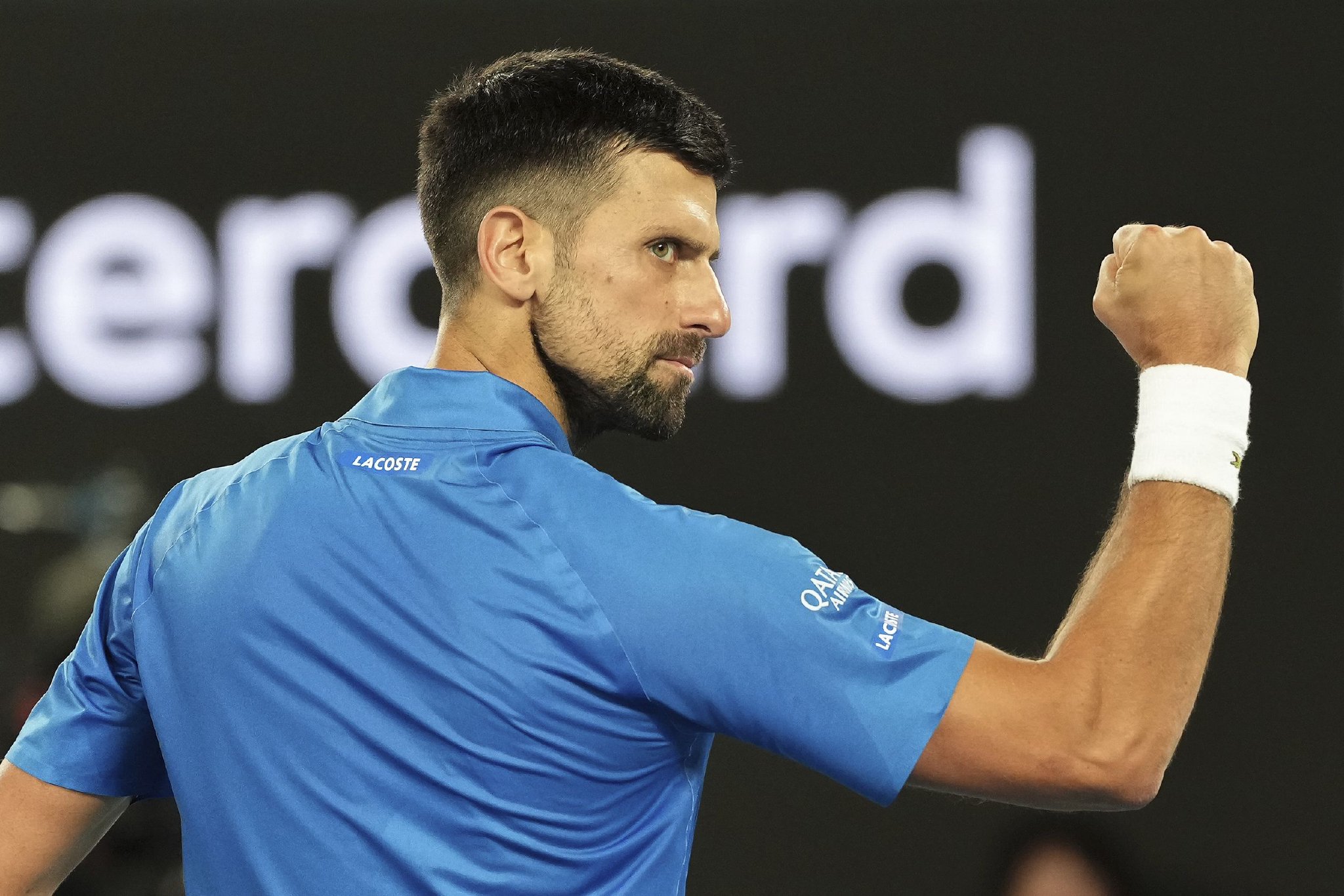  德约科维奇在篮网比赛中绝杀，挺进下一轮引发热议！